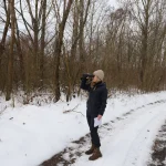 Žena sa dvogledom na snježnom putu