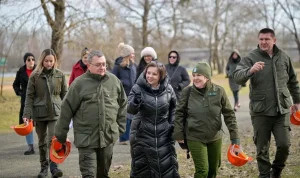 Skupina ljudi u obilasku šume